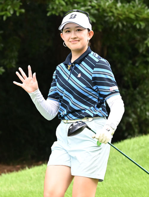 ソニー日本女子プロゴルフ選手権大会第2日、13番でティーショットを放ち手を振りながら移動する加藤麗奈（撮影・千葉一成）