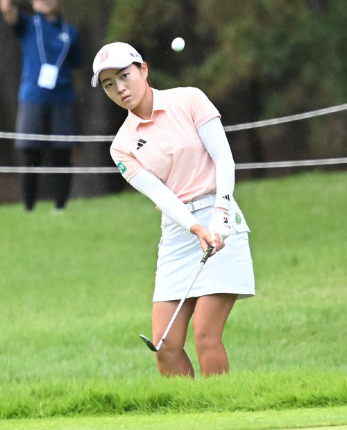 ソニー日本女子プロゴルフ選手権大会第2日、18番でパッドをグリーンに乗せる佐藤心結。通算10アンダーの単独首位でホールアウトした（撮影・千葉一成）