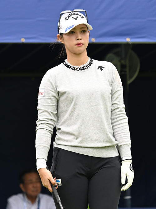ソニー日本女子プロゴルフ選手権大会第2日、1番でティーショットに臨む柏原明日架（撮影・千葉一成）