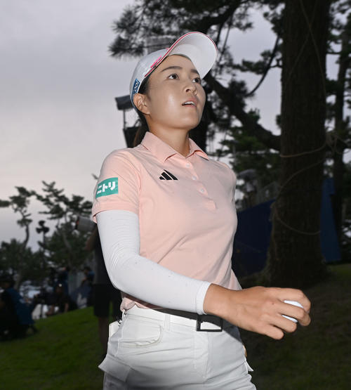 ソニー日本女子プロゴルフ選手権大会第2日、通算10アンダーで単独首位でホールアウトした佐藤心結（撮影・千葉一成）