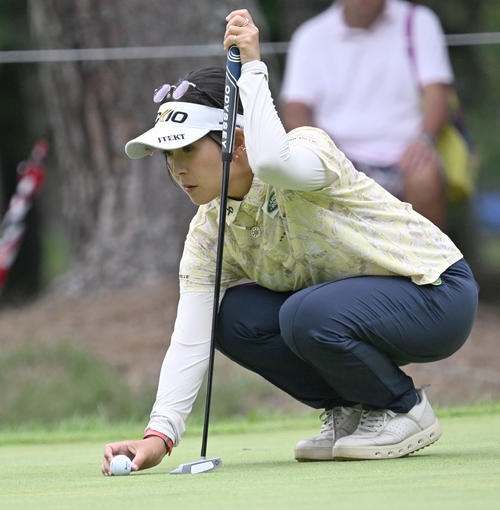 ソニー日本女子プロゴルフ選手権大会第2日、3番でグーリーンにボールを置く青木瀬令奈（撮影・千葉一成）