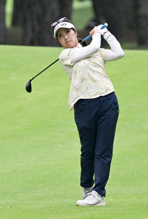ソニー日本女子プロゴルフ選手権大会第2日、3番でアプローチショットを放つ青木瀬令奈（撮影・千葉一成）