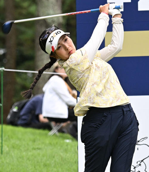 ソニー日本女子プロゴルフ選手権大会第2日、4番でティーショットを放つ青木瀬令奈（撮影・千葉一成）