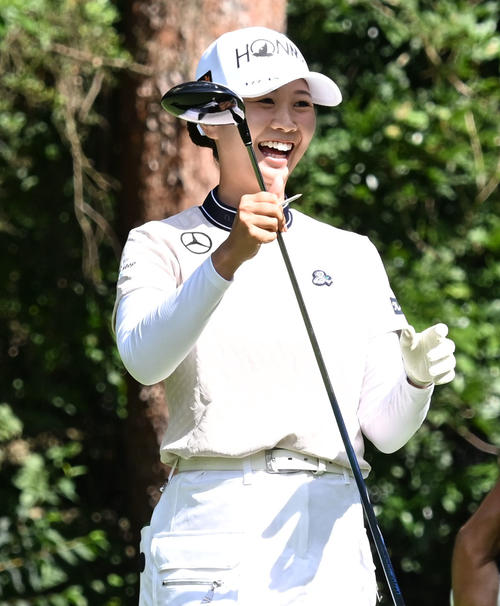 ソニー日本女子プロゴルフ選手権大会第2日、13番でティーショットを放ち笑顔を見せる金沢志奈（撮影・千葉一成）