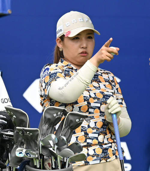 ソニー日本女子プロゴルフ選手権大会第2日、1番でティーショットを前にコースを指さす小林光希（撮影・千葉一成）