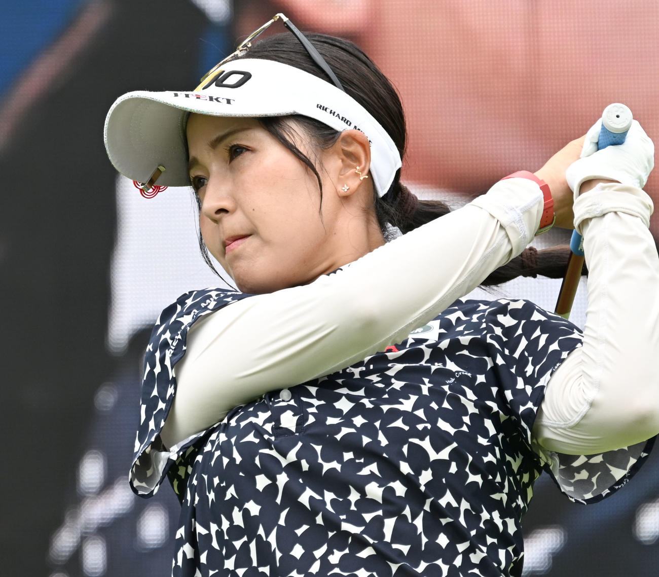1番でティーショットを放つ青木瀬令奈（撮影・千葉一成）