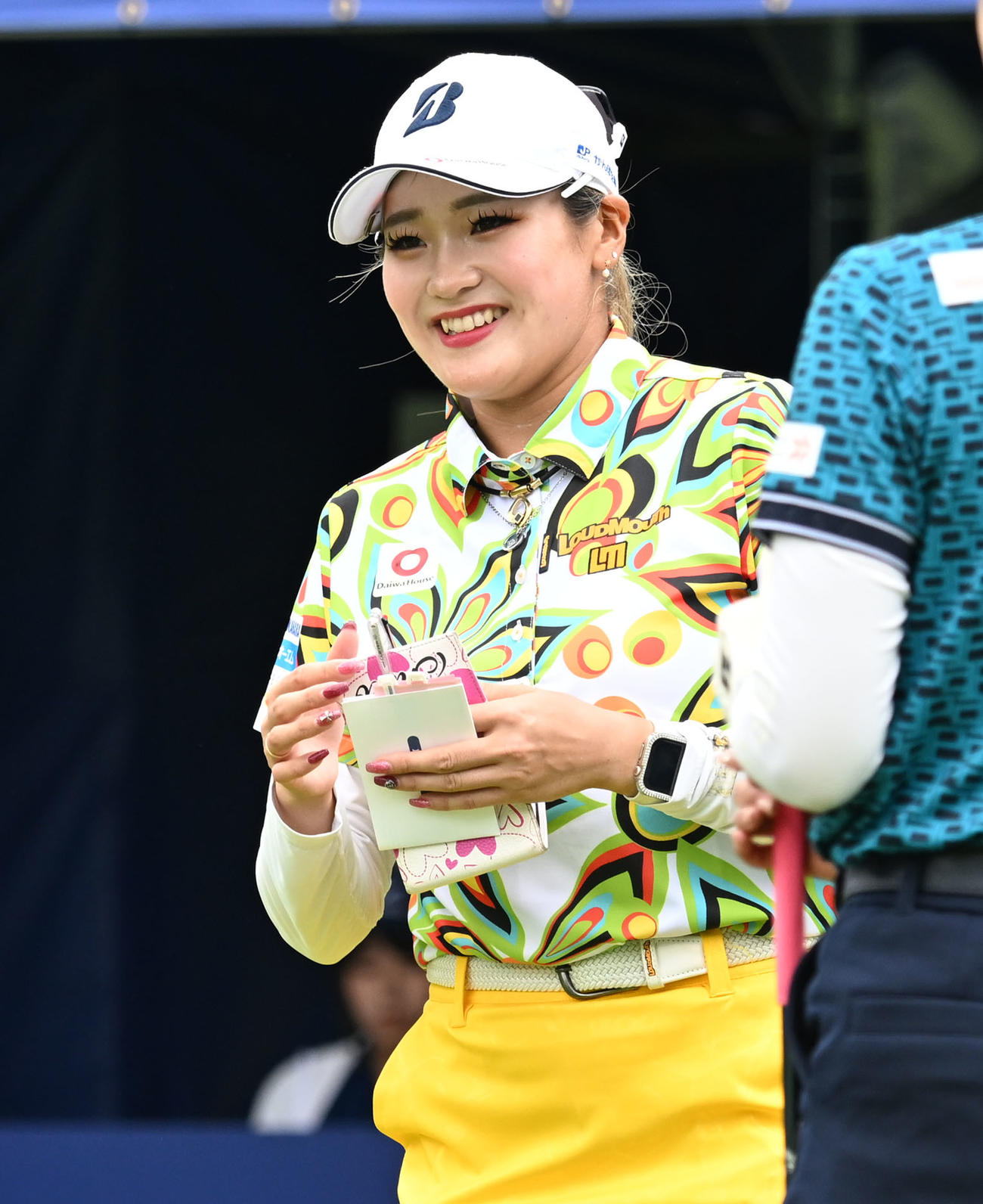 1番でティーショットを前にリラックスした表情の桑木志帆（撮影・千葉一成）