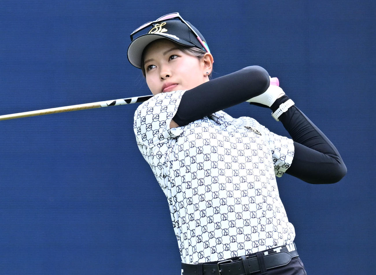 1番でティーショットを放つ小倉彩愛（撮影・千葉一成）