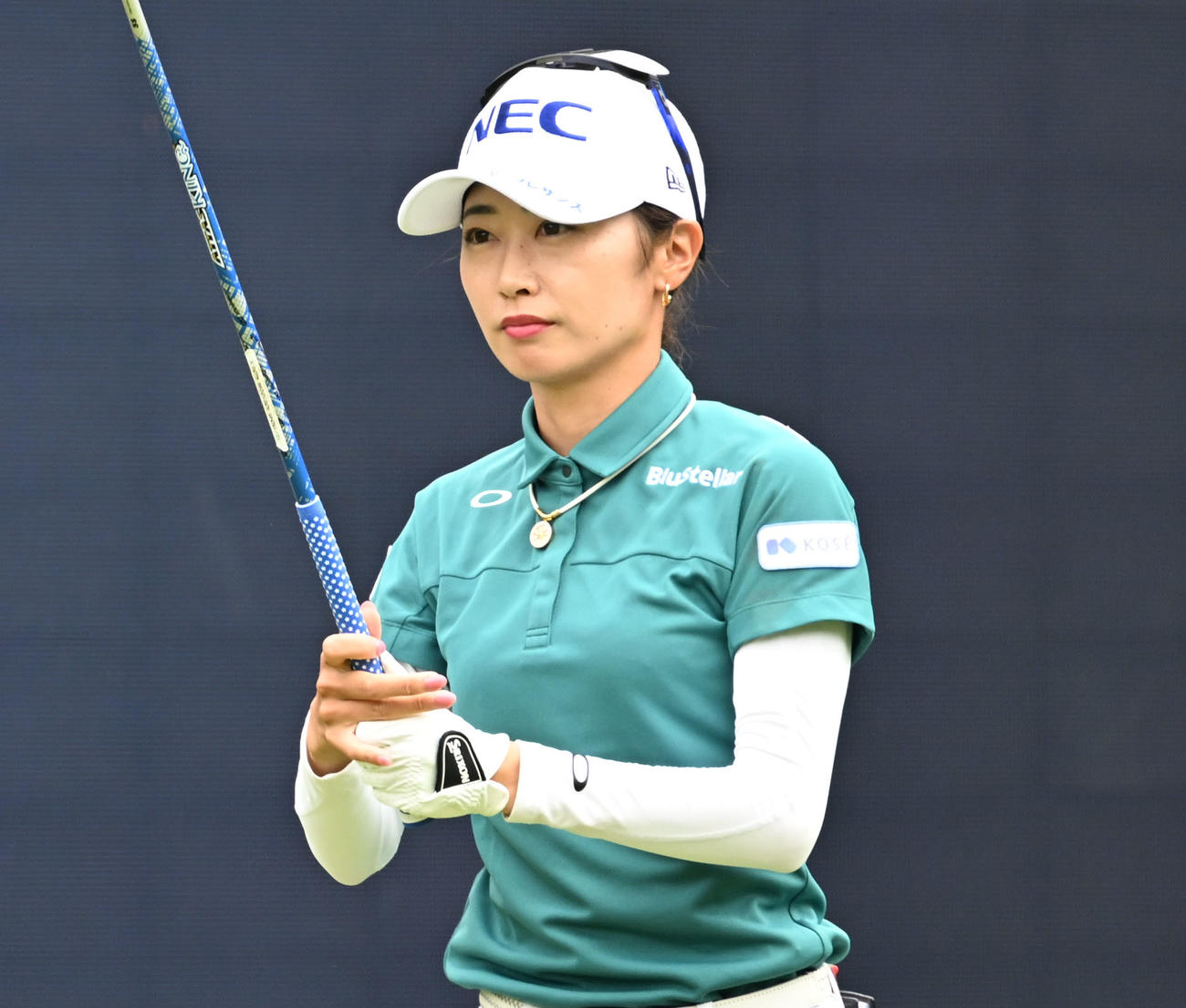 1番でティーショットを前に集中する安田祐香（撮影・千葉一成）