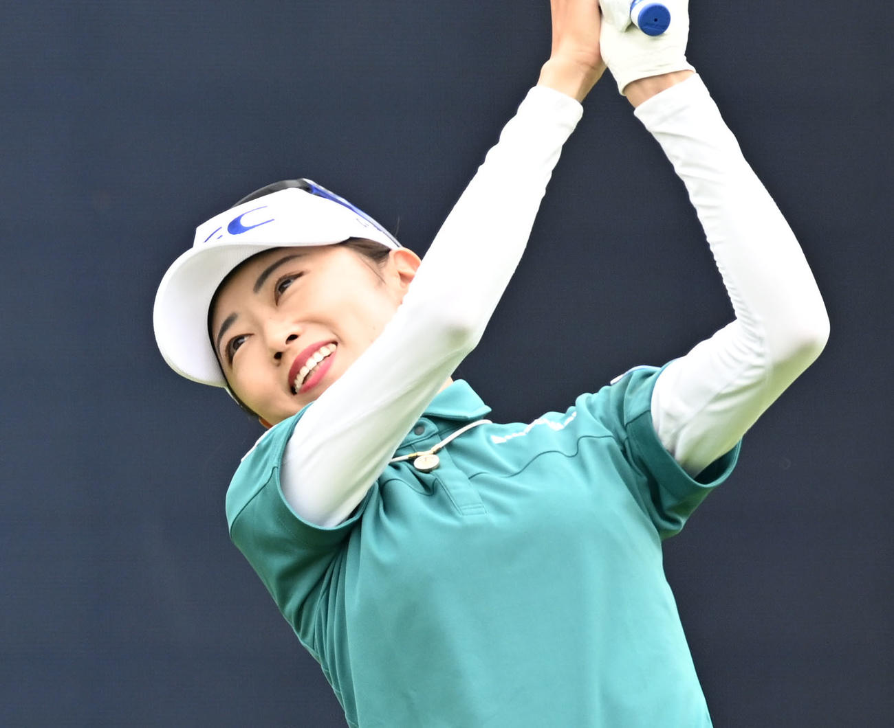 1番でティーショットを放つ安田祐香（撮影・千葉一成）
