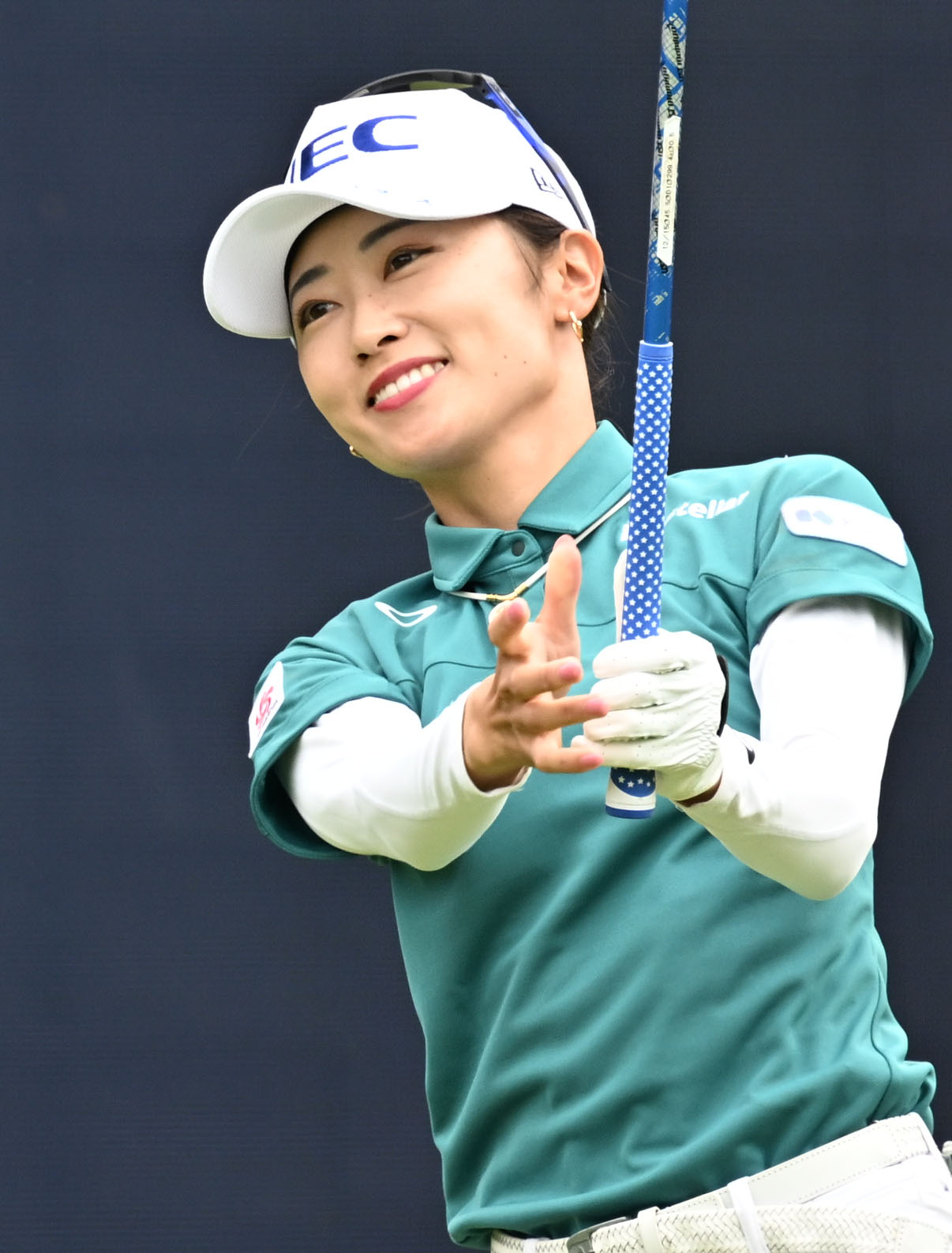 1番でティーショットを放つ安田祐香（撮影・千葉一成）