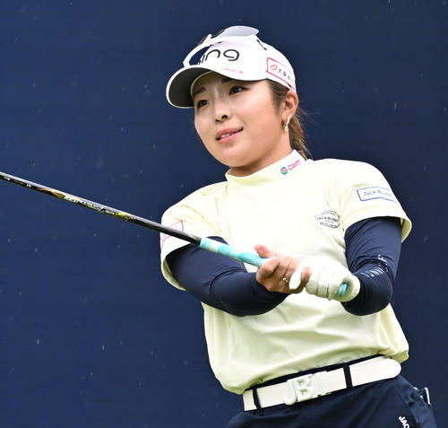 1番でティーショットを放ち打球の行方を見る佐久間朱莉（撮影・千葉一成）