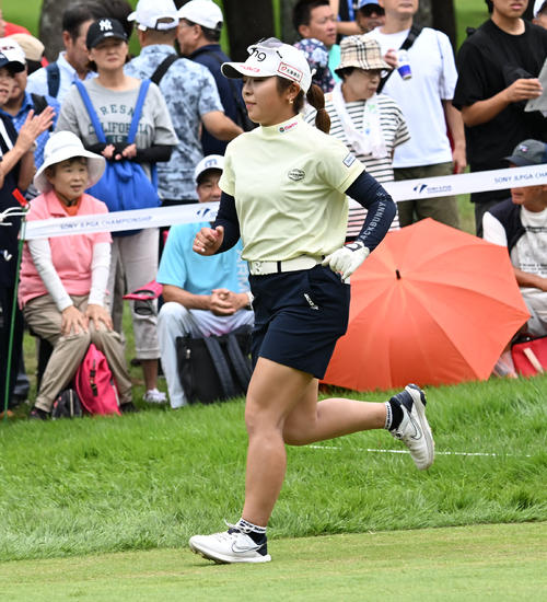 1番でティーショットを放ち走って移動する佐久間朱莉（撮影・千葉一成）