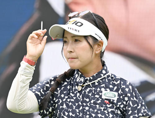 1番でティーショットに臨む青木瀬令奈（撮影・千葉一成）