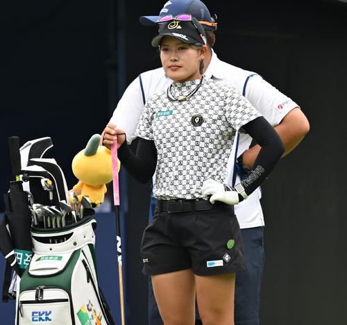 1番でティーショットに臨む小倉彩愛（撮影・千葉一成）