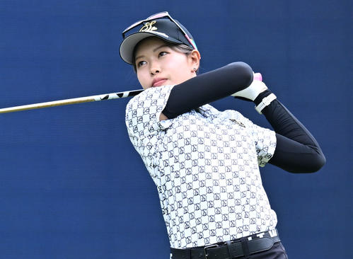 1番でティーショットを放つ小倉彩愛（撮影・千葉一成）