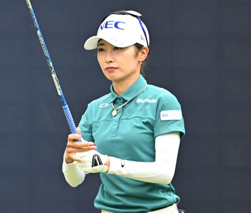 1番でティーショットを前に集中する安田祐香（撮影・千葉一成）