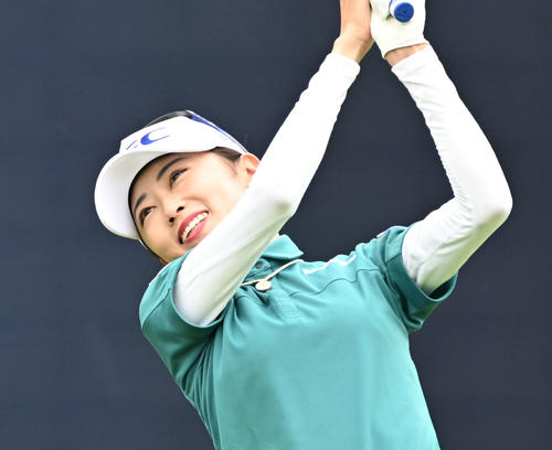 1番でティーショットを放つ安田祐香（撮影・千葉一成）