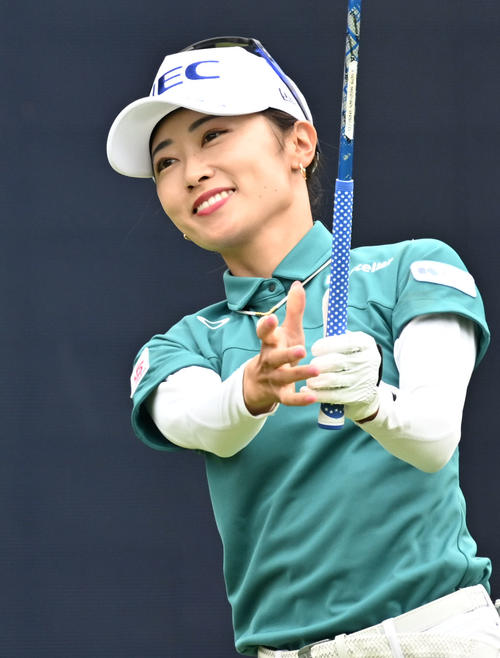 1番でティーショットを放つ安田祐香（撮影・千葉一成）