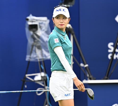 1番でティーショットを放ち打球の行方を見る安田祐香（撮影・千葉一成）