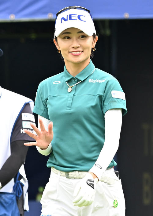 1番でティーショットを放ち手を振りながら移動する安田祐香（撮影・千葉一成）