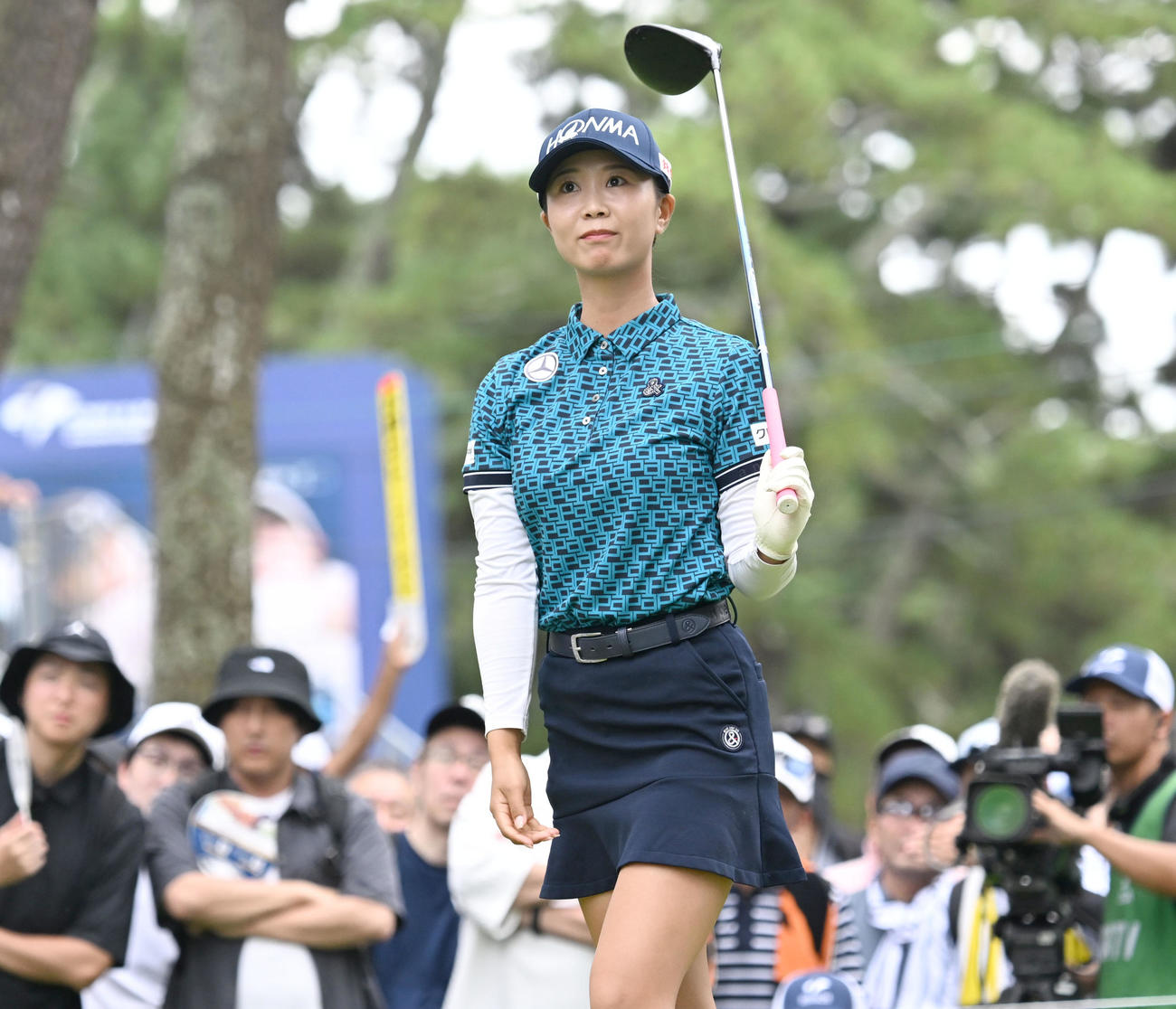 7番でティーショットを放ち打球の行方を確認する金沢志奈（撮影・千葉一成）