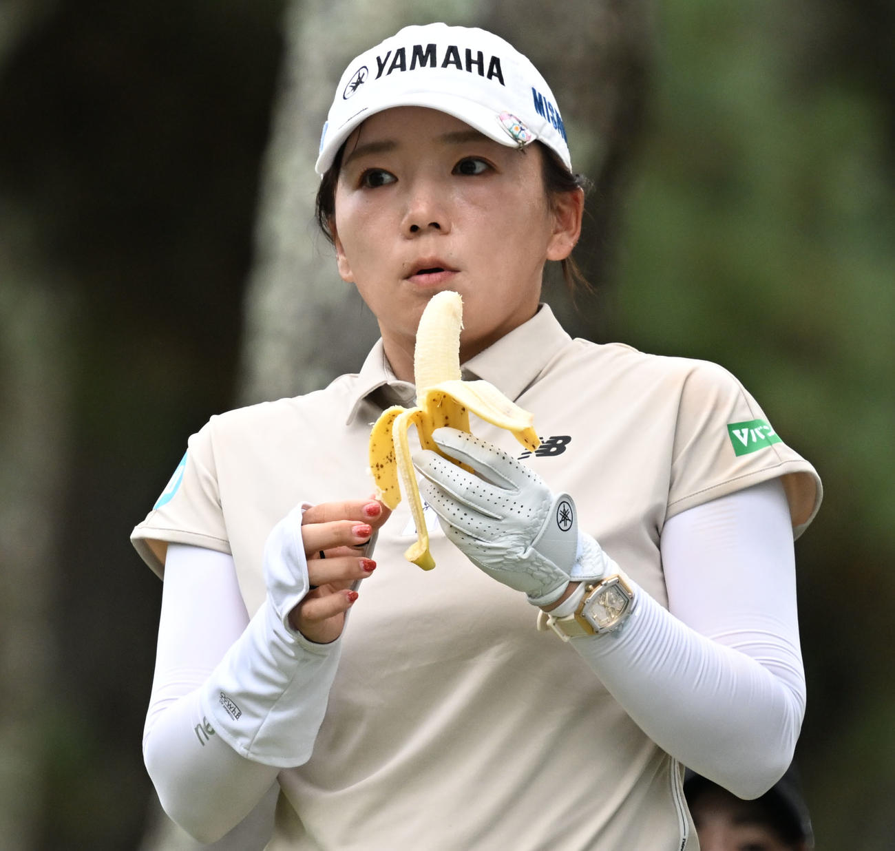 7番でティーショットを前にバナナを口にする有村智恵（撮影・千葉一成）