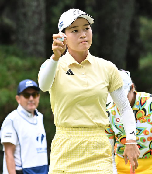 6番でバーディーを決め歓声に応える佐藤心結（撮影・千葉一成）