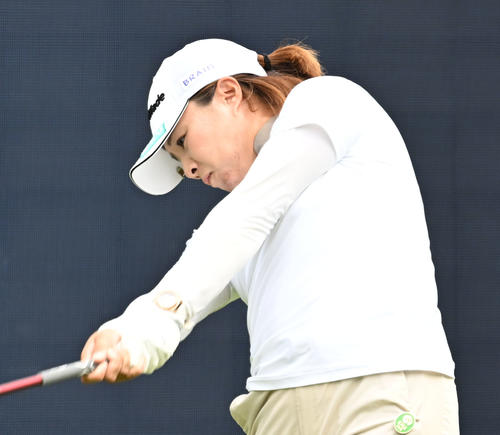 1番でティーショットを放つ永峰咲希（撮影・千葉一成）