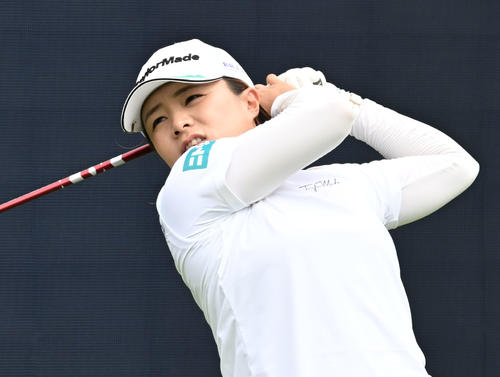 1番でティーショットを放つ永峰咲希（撮影・千葉一成）