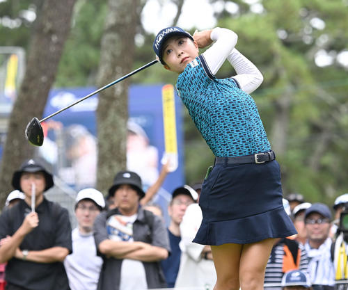 7番でティーショットを放つ金沢志奈（撮影・千葉一成）