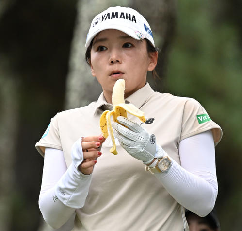 7番でティーショットを前にバナナを口にする有村智恵（撮影・千葉一成）