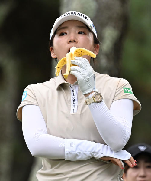 7番でティーショットを前にバナナを口にする有村智恵（撮影・千葉一成）