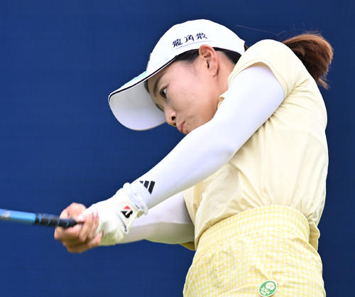 1番でティーショットを放つ佐藤心結（撮影・千葉一成）