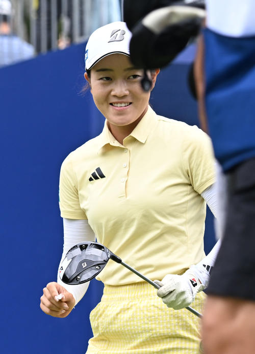 1番でティーショットを放ち笑顔を見せながら移動する佐藤心結（撮影・千葉一成）
