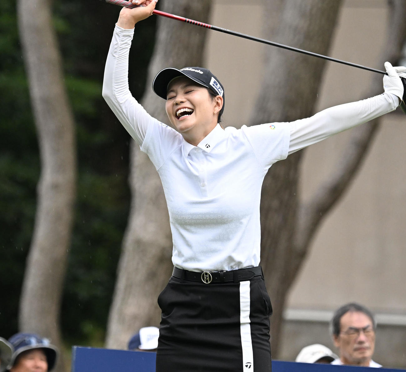 ソニー日本女子プロゴルフ選手権大会　最終日、10番でティーショットを前にリラックスした表情の山路晶（撮影・千葉一成）