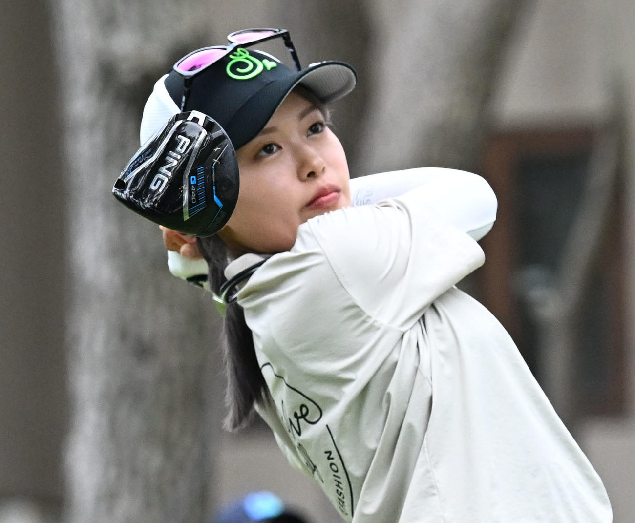 ソニー日本女子プロゴルフ選手権大会　最終日、10番でティーショットを放つ小倉彩愛（撮影・千葉一成）