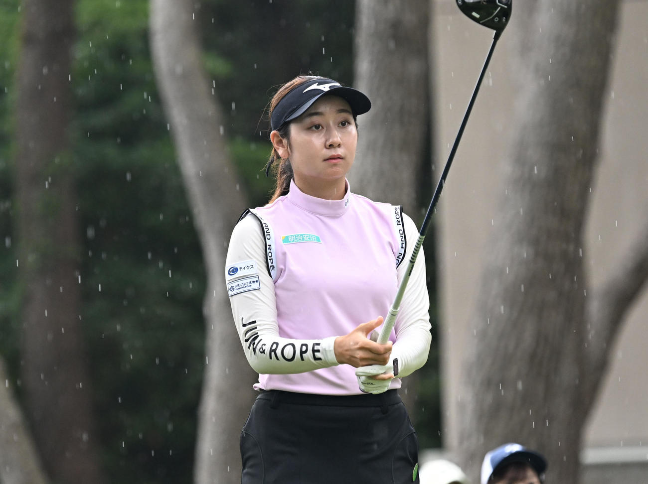 ソニー日本女子プロゴルフ選手権大会　最終日、10番でティーショットを前に集中する西沢歩未（撮影・千葉一成）