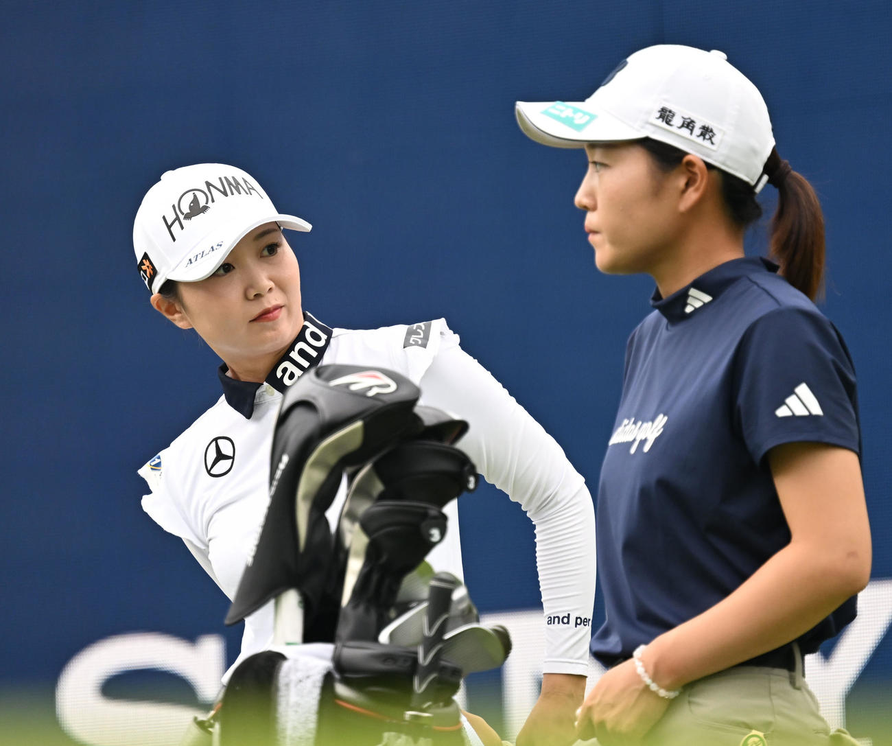 ソニー日本女子プロゴルフ選手権大会　最終日、1番でティーショットに臨む金沢志奈（左）と佐藤心結（撮影・千葉一成）