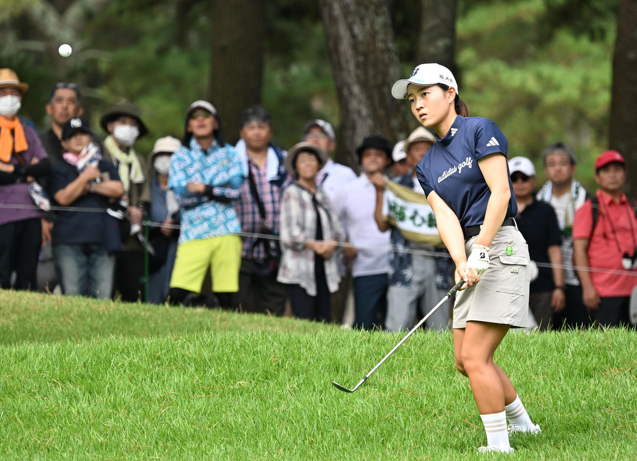 ソニー日本女子プロゴルフ選手権大会　最終日、6番でショットを放つ佐藤心結（撮影・千葉一成）