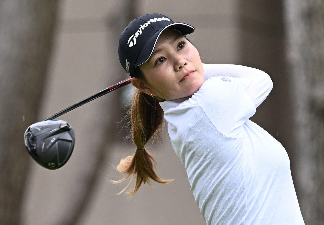 ソニー日本女子プロゴルフ選手権大会　最終日、10番でティーショットを放つ山路晶（撮影・千葉一成）