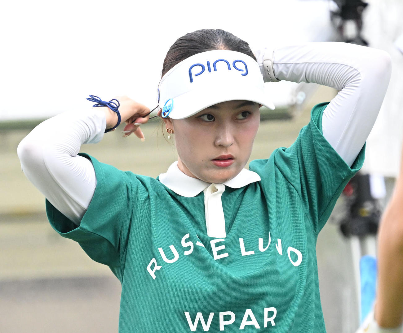 ソニー日本女子プロゴルフ選手権大会　最終日、10番でティーショットを前に髪を整える皆吉愛寿香（撮影・千葉一成）