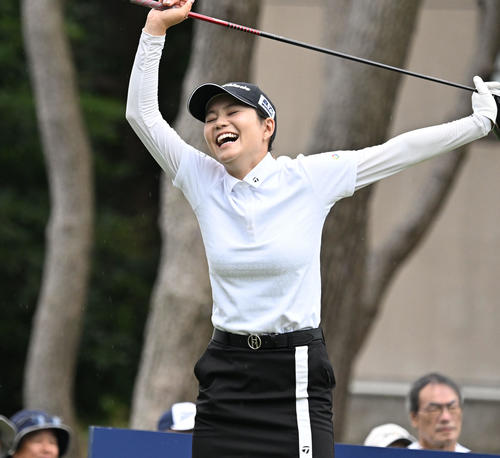 ソニー日本女子プロゴルフ選手権大会　最終日、10番でティーショットを前にリラックスした表情の山路晶（撮影・千葉一成）
