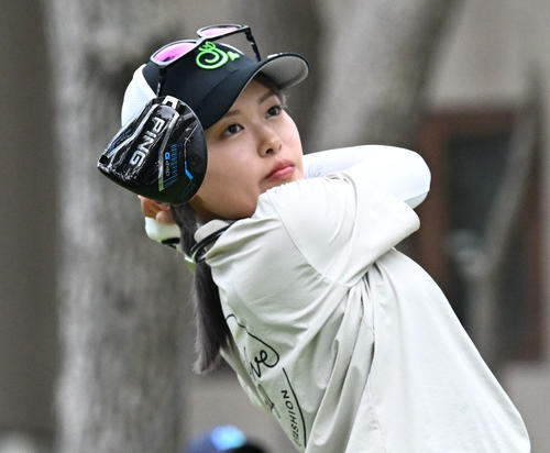 ソニー日本女子プロゴルフ選手権大会　最終日、10番でティーショットを放つ小倉彩愛（撮影・千葉一成）