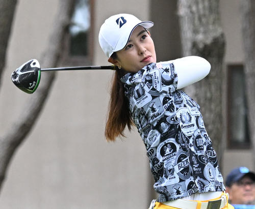 ソニー日本女子プロゴルフ選手権大会　最終日、10番でティーショットを放つ浜崎未来（撮影・千葉一成）