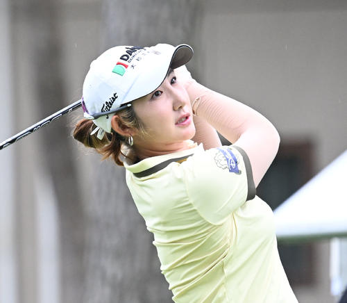 ソニー日本女子プロゴルフ選手権大会　最終日、10番でティーショットを放つペ・ソンウ（撮影・千葉一成）
