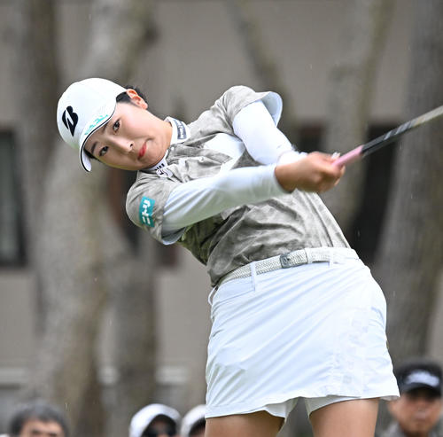 ソニー日本女子プロゴルフ選手権大会　最終日、10番でティーショットを放つ福田萌維（撮影・千葉一成）