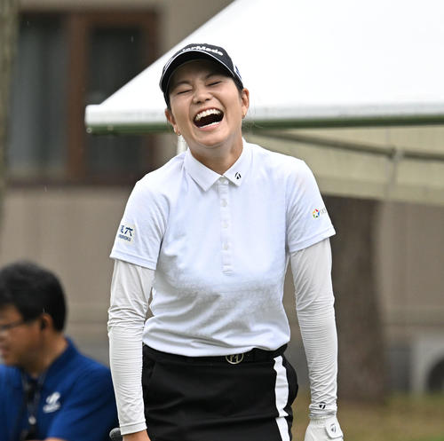 ソニー日本女子プロゴルフ選手権大会　最終日、10番でティーショットを前にリラックスした表情の山路晶（撮影・千葉一成）