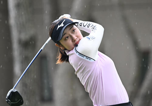 ソニー日本女子プロゴルフ選手権大会　最終日、10番でティーショットを放つ西沢歩未（撮影・千葉一成）