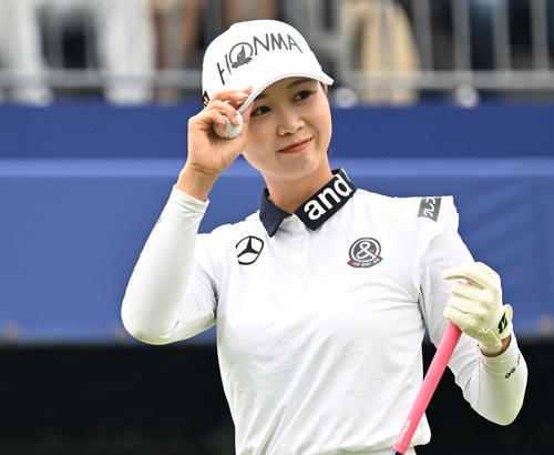 ソニー日本女子プロゴルフ選手権大会　最終日、1番でティーショットに臨む金沢志奈（撮影・千葉一成）